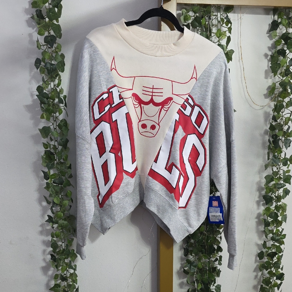 NWT Chicago Bulls Women's Gray and Cream Top